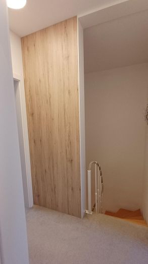 Casa a schiera centrale di alta qualità con 6,5 locali, impianto fotovoltaico e molti dettagli speciali – Flur DG