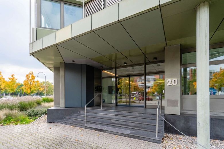 Modernisiertes Büro im 1.OG mit 10 TG-Stellplätzen / neben ADAC – Hauseingang