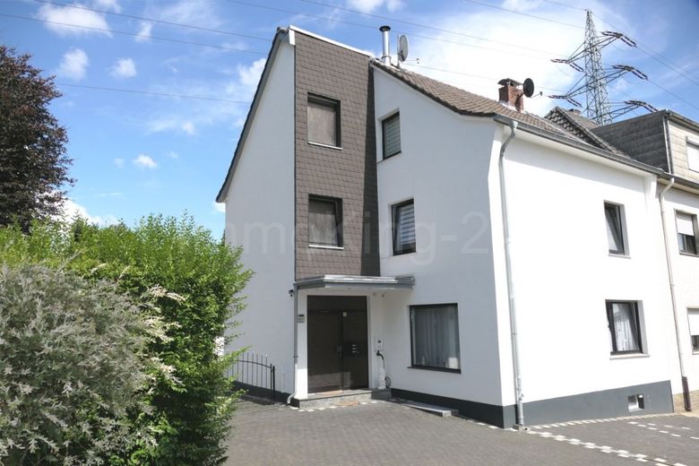 ++ MODERNISIERTES DREIFAMILIENHAUS + DOPPELGARAGE + GARTEN IN GUTER LAGE!! ++ – HAUS - ANSICHT