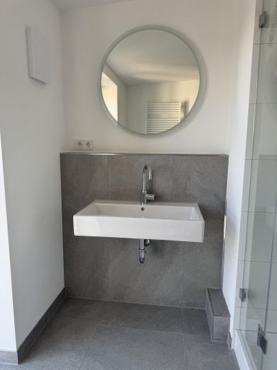 Obra nueva: Ático con terraza orientada al sur y cocina equipada - en Reinickendorf/Mitte – Waschbecken