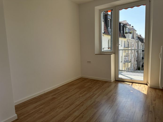 Erstbezug nach umfassender Modernisierung! Stilvolle 4-Zimmer-Wohnung in begehrter Lage – Zimmer Balkonzugang