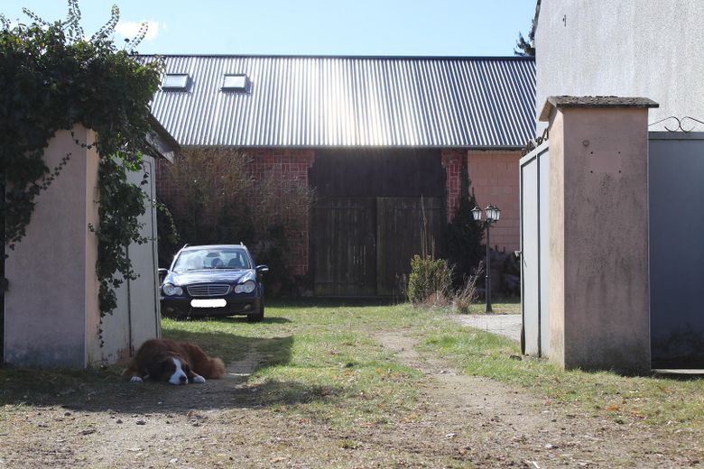Geschützter Vierseithof mit mehreren Nebengebäuden und weitläufigem Garten – Foto 3