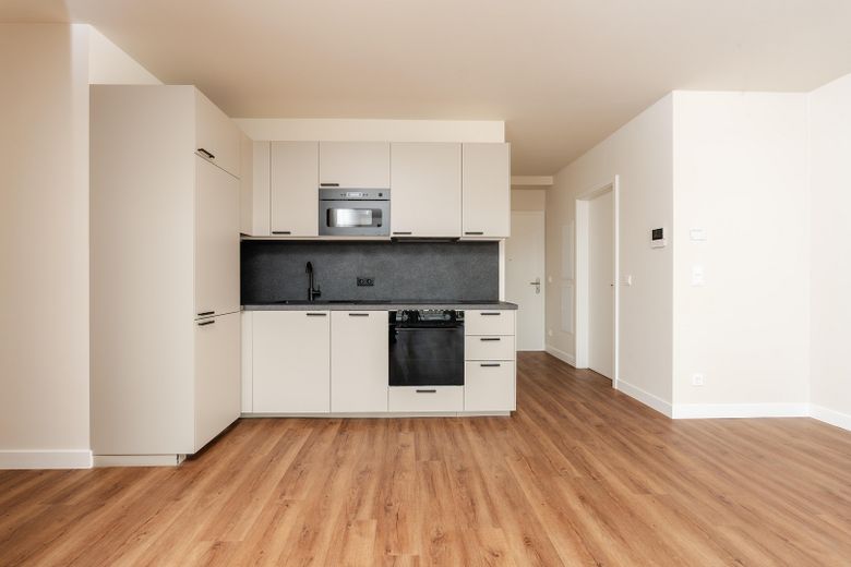 ¡Bienvenido a su nuevo hogar junto al palacio de Caputh! – Wohn-Küchenbereich