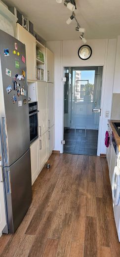 Zentrumsnahe, hochwertige, helle und ruhige 2 Zimmer Penthouse - Wohnung mit Aufzug – Blick vom Balkon zur Küche
