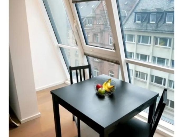MITTEN IM LEBEN: 2 Zimmer mit Balkon + Skyline Blick nahe dem Willy Brandt Platz gelegen – Foto 1