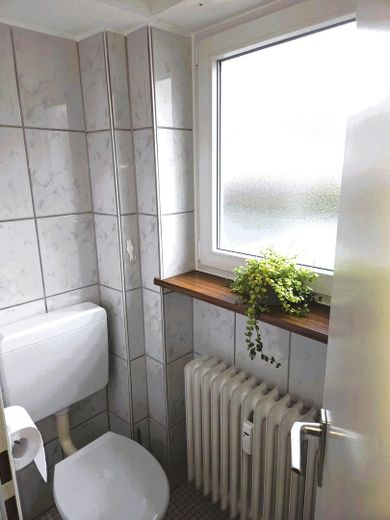 Super Lage: Attraktive 2 Zi, Kü, Bad, Keller, Trockenraum, Stellplatz, Garten zur Mitbenutzung – Bad/WC