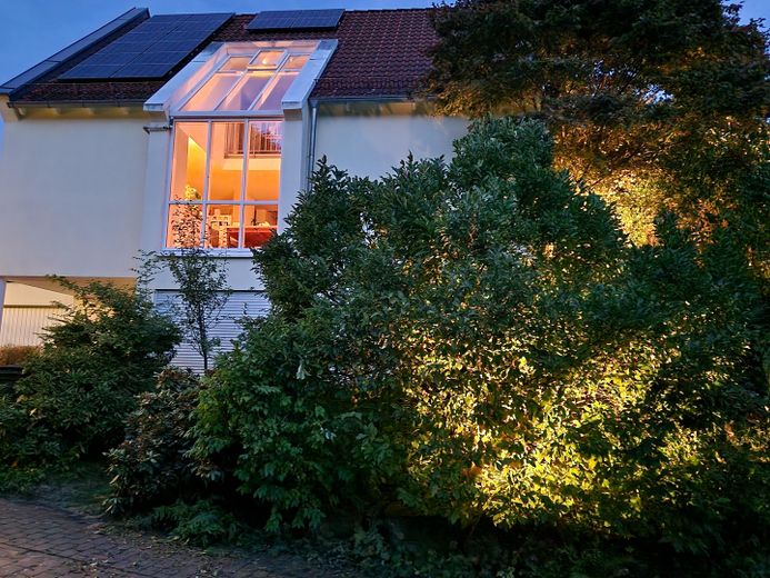 Starannie zaprojektowana nieruchomość z najwyższym komfortem mieszkania i wymarzonym ogrodem w idyllicznym otoczeniu – Photo 44