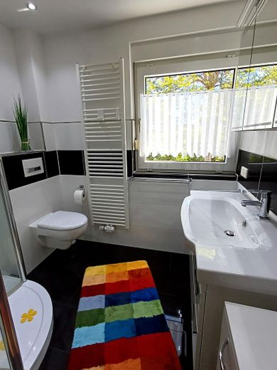 Modernisiertes Familienhaus mit Sonnengarten, Garage & Ausbaureserve – Badezimmer 