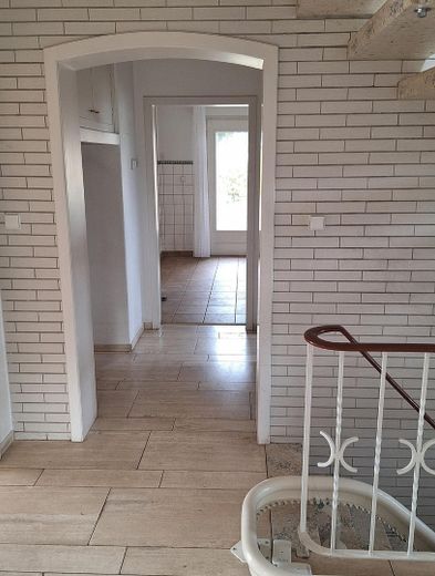 Gepflegtes Einfamilienhaus | Alleinlage | 3.250 qm | Wohnen naturnah – Blick Flur EG zur Küche