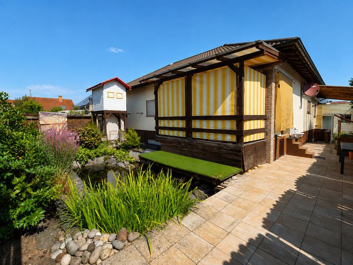 من المالك الخاص! منزل عائلي منفصل مع شقة ملحقة في موقع هادئ – Garten Terrasse mit Markise