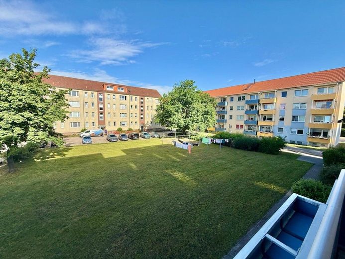 HORN IMMOBILIEN++ Neubrandenburg, renovierte 3-Raum Eigentumswohnung mit Balkon -bezugsfrei- – Aussicht