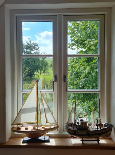 Casa di campagna con tetto di paglia in posizione assolutamente isolata – OG Fensterblick