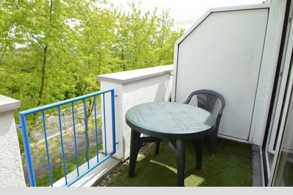STUDENTEN-WOHNMAISONETTE - Balkon, Stellplatz, Bus gegenüber, Einkaufen um die Ecke ...