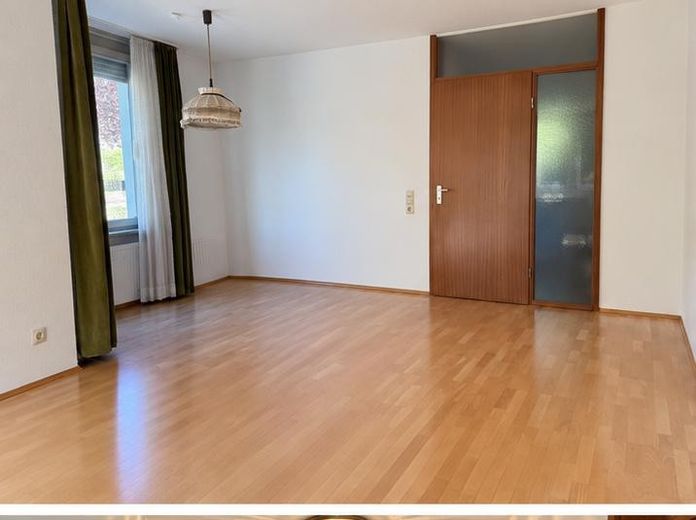 3-Zi-Gartenwohnung mit Terrasse und TG – ab sofort frei – Wohnzimmer zum Flur aktuell