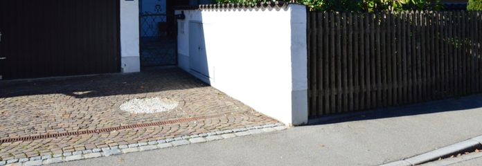 Exceptional semi-detached house with potential and a dream garden – prime location on Portenlängerstraße in Grünwald – Eingang