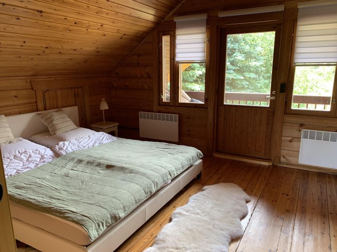 Complesso per vacanze con 5 case - immediatamente affittabile – Schlafzimmer oben mit Balkon