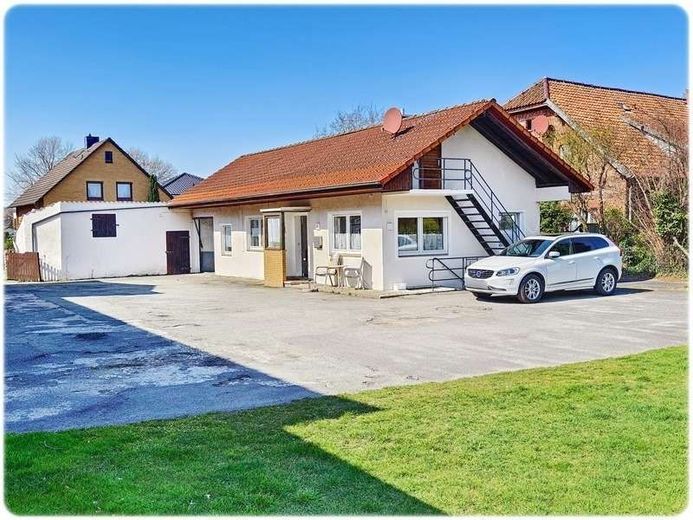 Uetze: 2 Häuser = 3 Wohnungen, 3 Garagen + Carport + potentielles Bauland im Garten – Einfamilienhaus