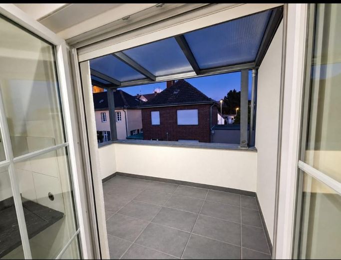 Zukunftssicheres Familiendomizil:  mit Kamin in zentraler Top-Lage! – Balkon mit Überdachung