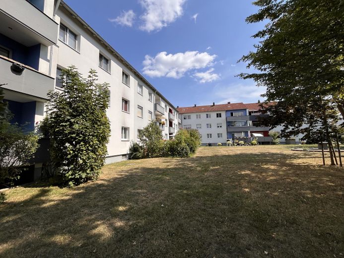 Zentral, aber ruhig gelegene 3-Zimmer Wohnung mit Balkon und Stellplatz als Kapitalanlage, prov.frei – Garten /Wohnanlage