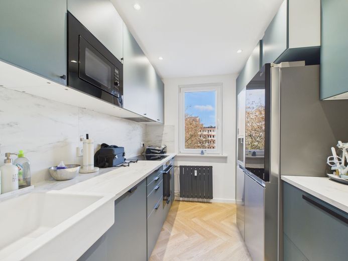 bezugsfreie 3 1/2-Zimmer-Wohnung mit Balkon in Charlottenburg, hochwertig möbliert – Küche