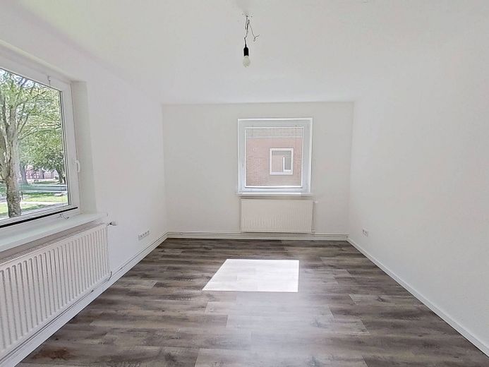 Moderne 2-Zimmer-Wohnung mit Wannenbad in ruhiger Wohnlage – Ansicht I: Wohn- und Esszimmer