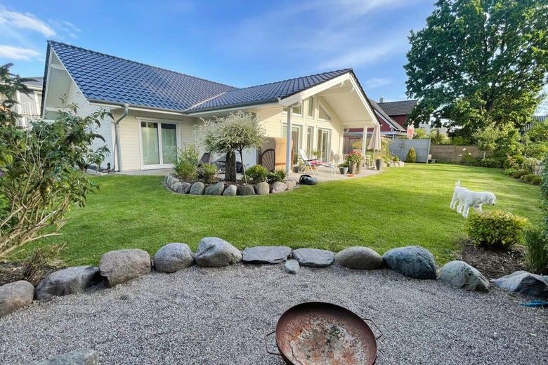Modernes Einfamilienhaus in ruhiger Sackgassenlage - flexibel wohnen mit separatem Praxisbereich – Garten