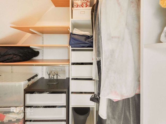 Familienglück beginnt hier – Kleiderschrank