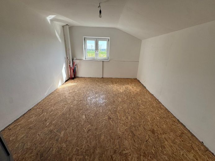 9-room two-family house on a 1080 m² plot, directly beside the railway tracks, 15 minutes by train to Munich – Zimmer DG