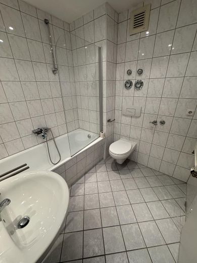 Güzel balkonlu ve yeşil manzaralı 2 odalı daire kiralıktır! – Badezimmer 