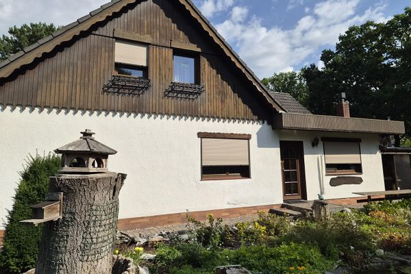 Sonnengrundstück (Südseite) mit Doppelhaushälfte, Pool, Teich, Garage, PKW-Stellplatz