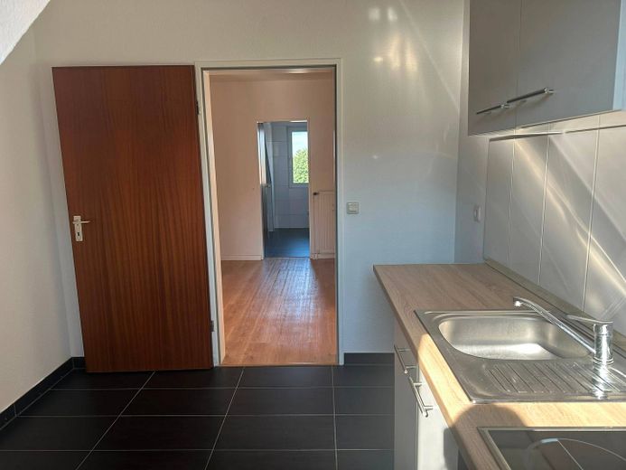 Renovierte 3-Zimmer-Dachgeschosswohnung mit BALKON und EBK – Ansicht III: Küche