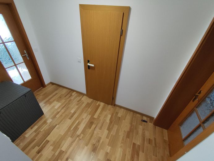 Grand appartement de 4 pièces avec balcon et place de parking en sous-sol, dans un quartier prisé de Bad Homburg – Flur