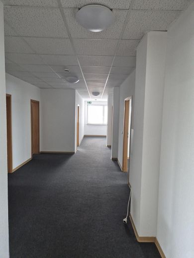 187 qm Büro/Gewerbewohnung in guter Geschäftslage zu vermieten – Flur