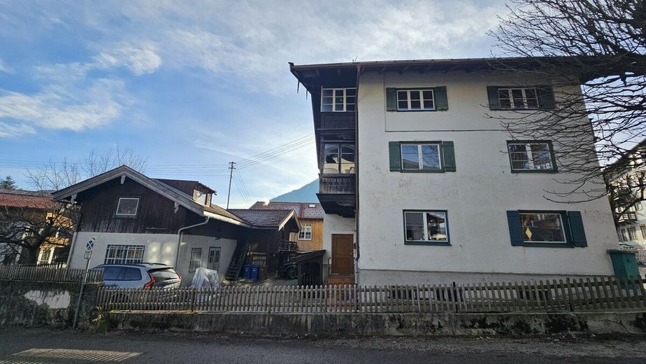 MFH und Gewerbe im Hintergebäude in Rottach-Egern – Nordsicht auf beide Gebäude