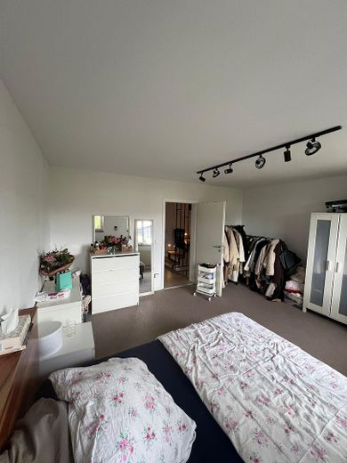 Modernes High-Tech-Wohnen: Reihenendhaus mit smarthome-Komfort & Gartenoase – Schlafzimmer Links 1 OG