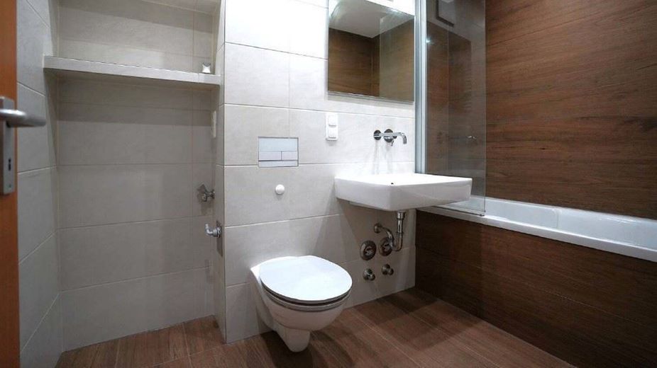 Zweitbezug! Große 3-Zimmer mit Tiefgarage, EBK, Balkon und Wanne am See! – Bad