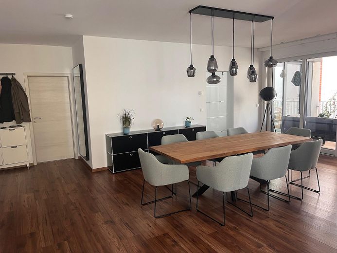Außergewöhnliche Wohnung mit Geschichte – modern, barrierefrei und mitten in Saarbrücken – Esszimmer