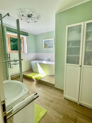 Bad EG Badewanne und Dusche