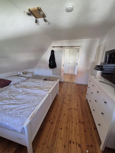 Partially renovated 6-room semi-detached house – Schlafzimmer Wohnung OG