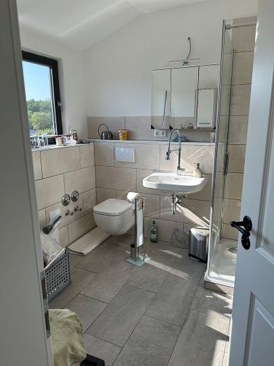 Einzimmerwohnung im Dachgeschoss, EBK, Fußbodenheizung im Duschbad – Badezimmer