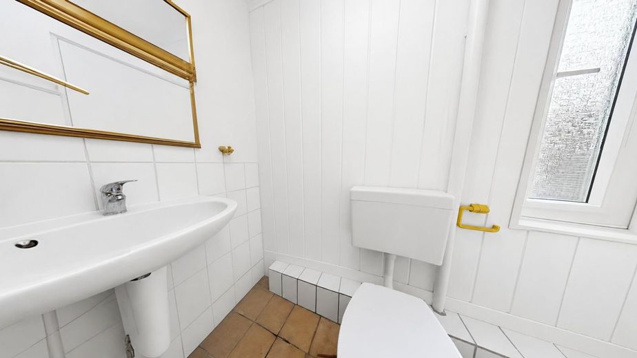 Renovierte 2-Zimmer-Erdgeschosswohnung mit Einbauküche und Tageslichtbad in Nordstemmen – Bad