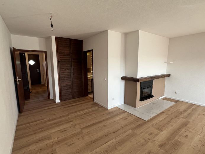 Otwarty 2-pokojowy apartament z balkonem i widokiem na Johannisberg – Wohnzimmer