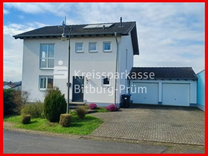 Freistehendes Einfamilienhaus mit Doppelgarage – Foto 1