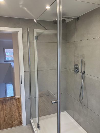 Zweitbezug nach Kernsanierung. Moderne & zentral gelegene 6-Zimmer Wohnung mit EBK – Neues Bad