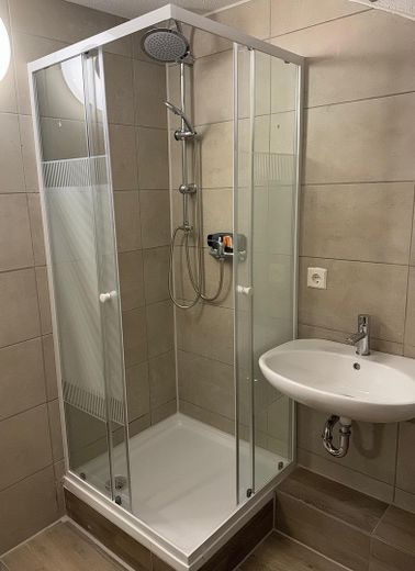 ALL INCLUSIVE 1-Zimmer Wohnung in Kelheim – Bad mit Dusche