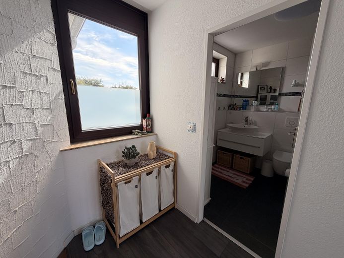 Appartement en duplex avec cheminée et terrasse sur le toit │ Votre nouvel appartement au-dessus des toits de Leverkusen – Flur (2. OG)