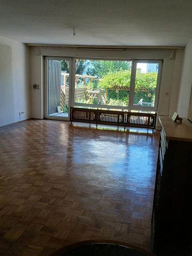Large terraced house with 157 m² in Frankfurt – Wohnzimmer + Terrasse