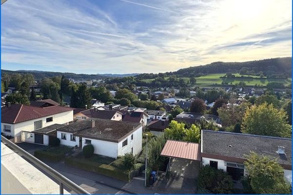 Fernsicht Pur! Lichtdurchflutete und bezugsfreie 3 Zi.-DG-Wohnung mit gr. Balkon und Garage!