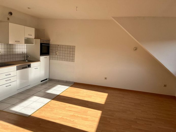 Gemütliche Dachgeschosswohnung in Mühlhausen zur Vermietung – Wohn- und Essbereich
