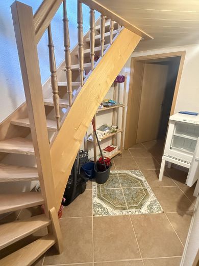 hochwertig saniertes Reihenhaus mit EBK, Wintergarten, provisionsfrei – Treppe im UG
